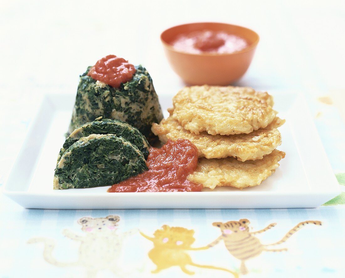 Small spinach mould with tomato sauce and rice cakes