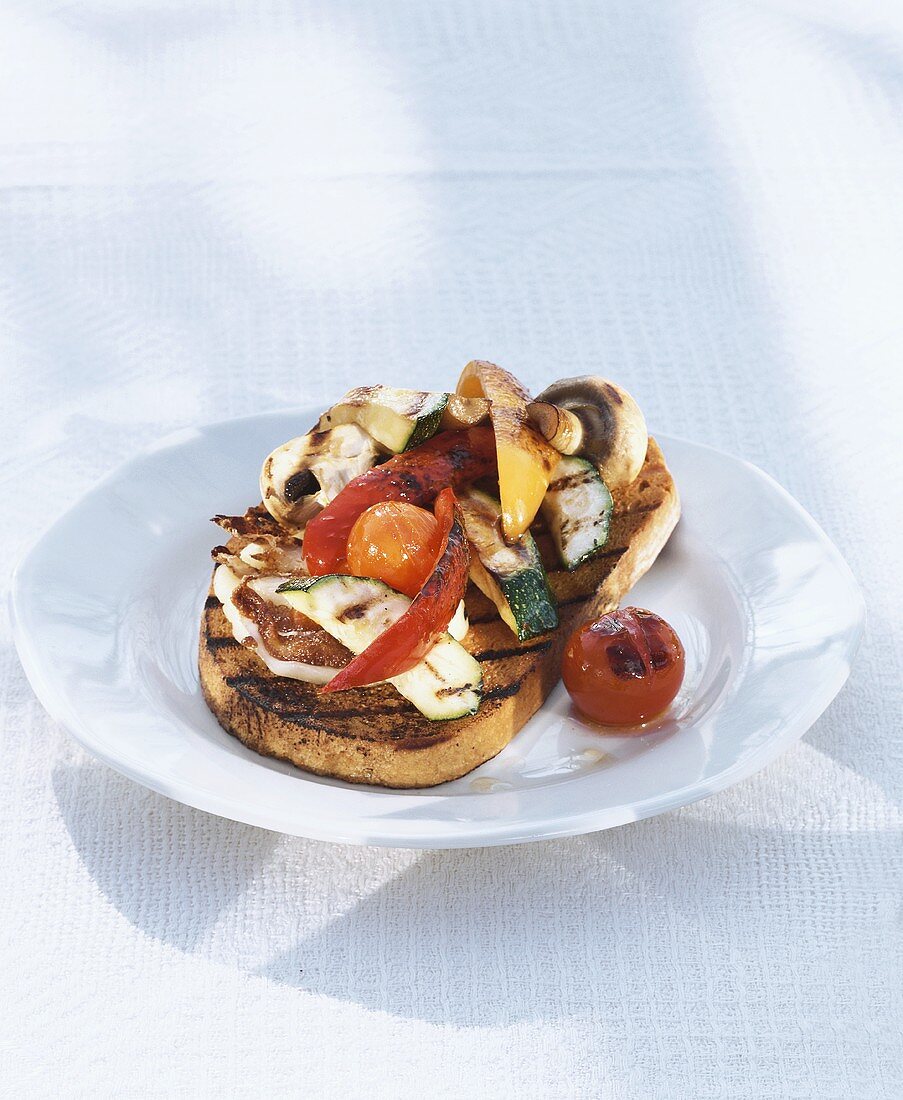 Brot mit gegrilltem Gemüse