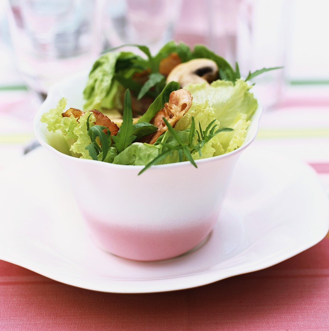 Gemischter Blattsalat mit Speckstreifen