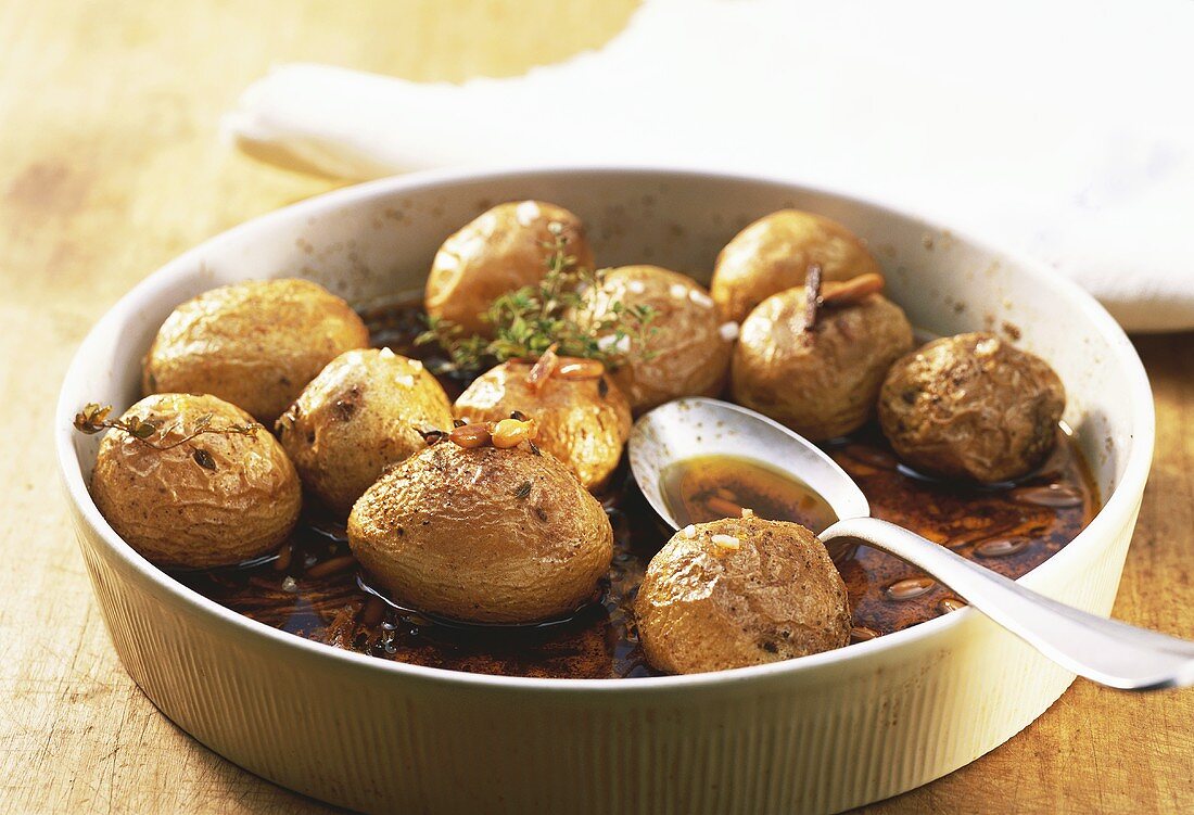 Kartoffeln aus dem Ofen mit Pinienkernen und Thymian