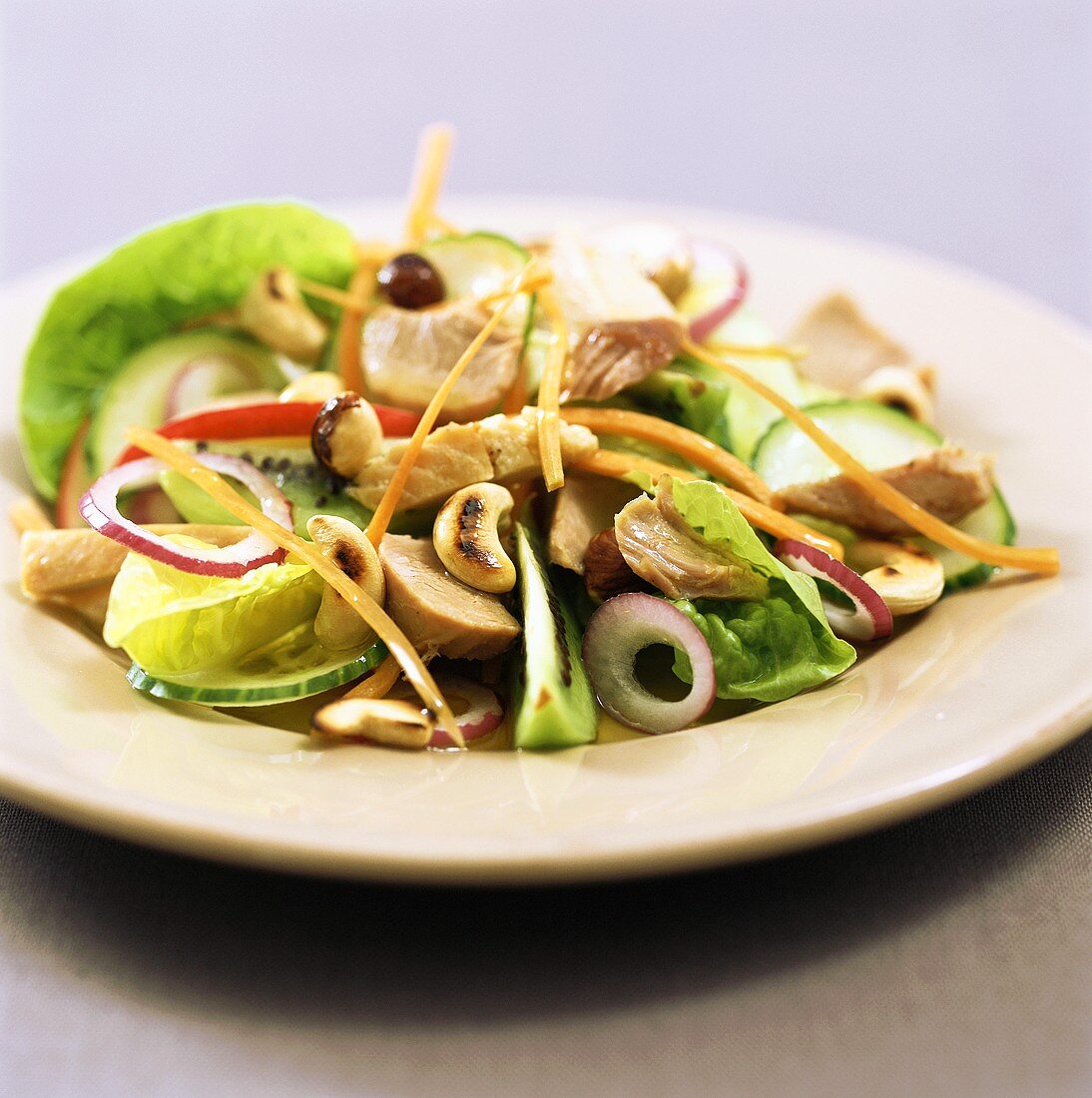 Salat mit Putenfleisch und Cashewnüssen