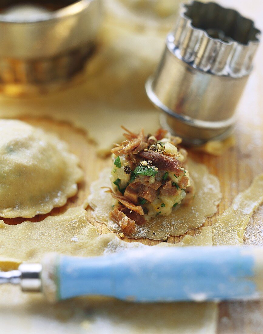 Ravioli mit Gänsefleischfüllung zubereiten