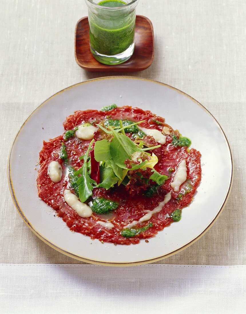 Rindercarpaccio mit weißem Bohnenpüree und Pesto