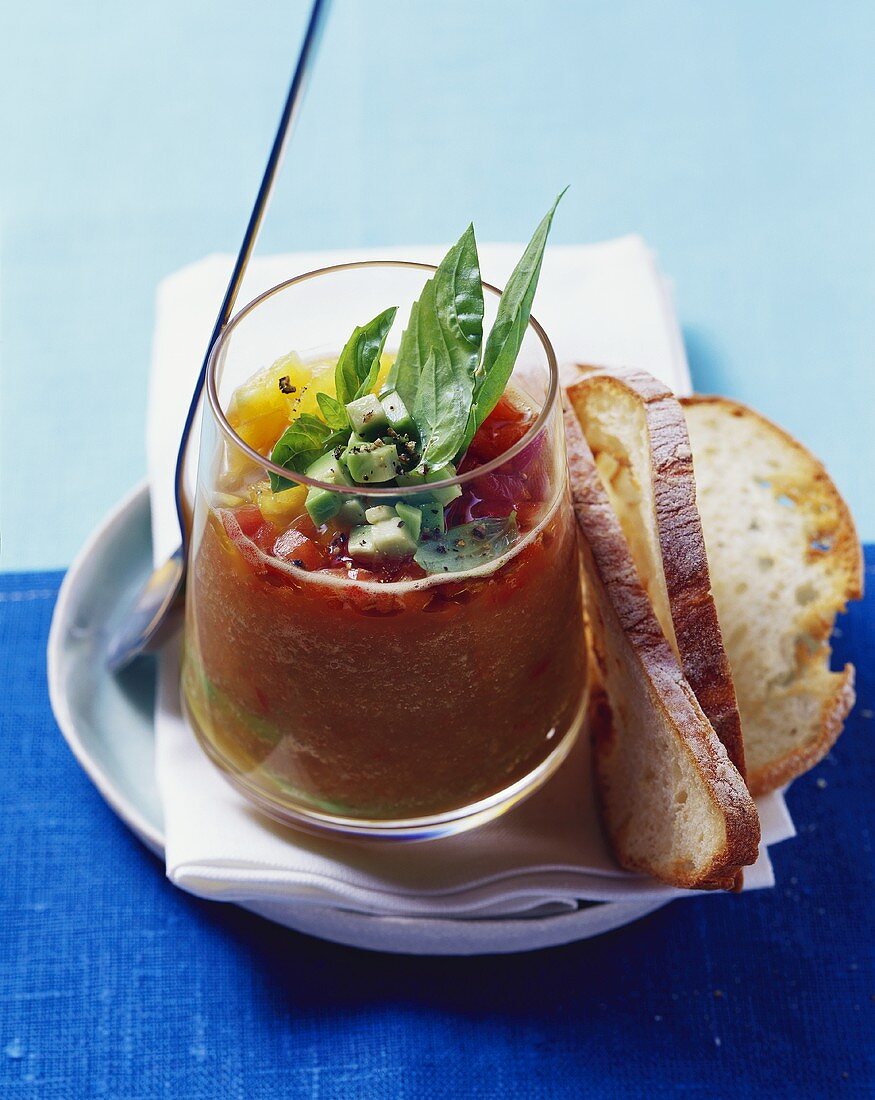 Gazpacho mit Avocado und Basilikum