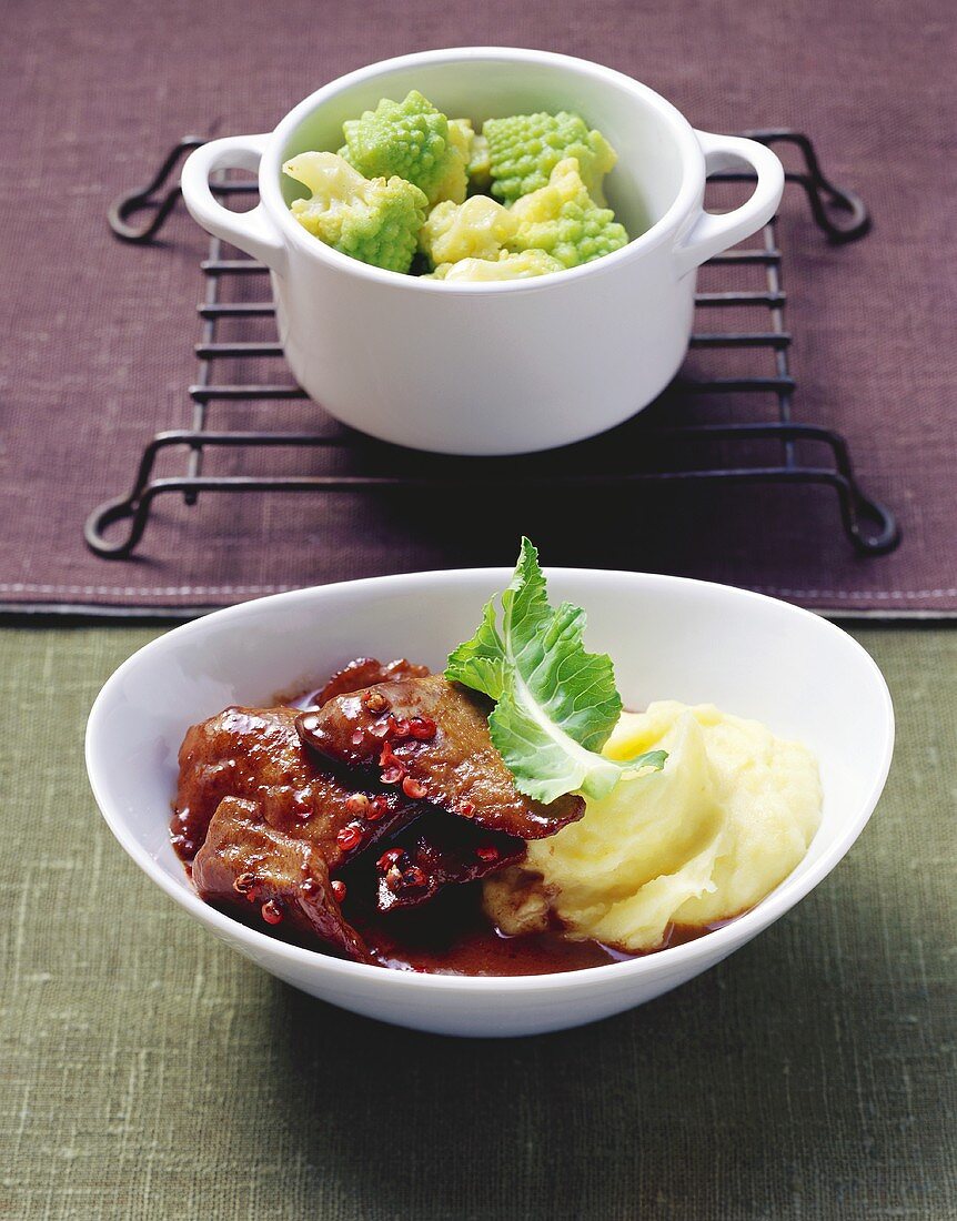 Gebratene Kalbsleber mit Rosa Pfefferbeeren und Romanesco