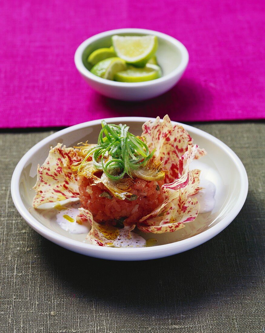 Thunfischtatar mit Artischocken & Limettensauce auf Salat