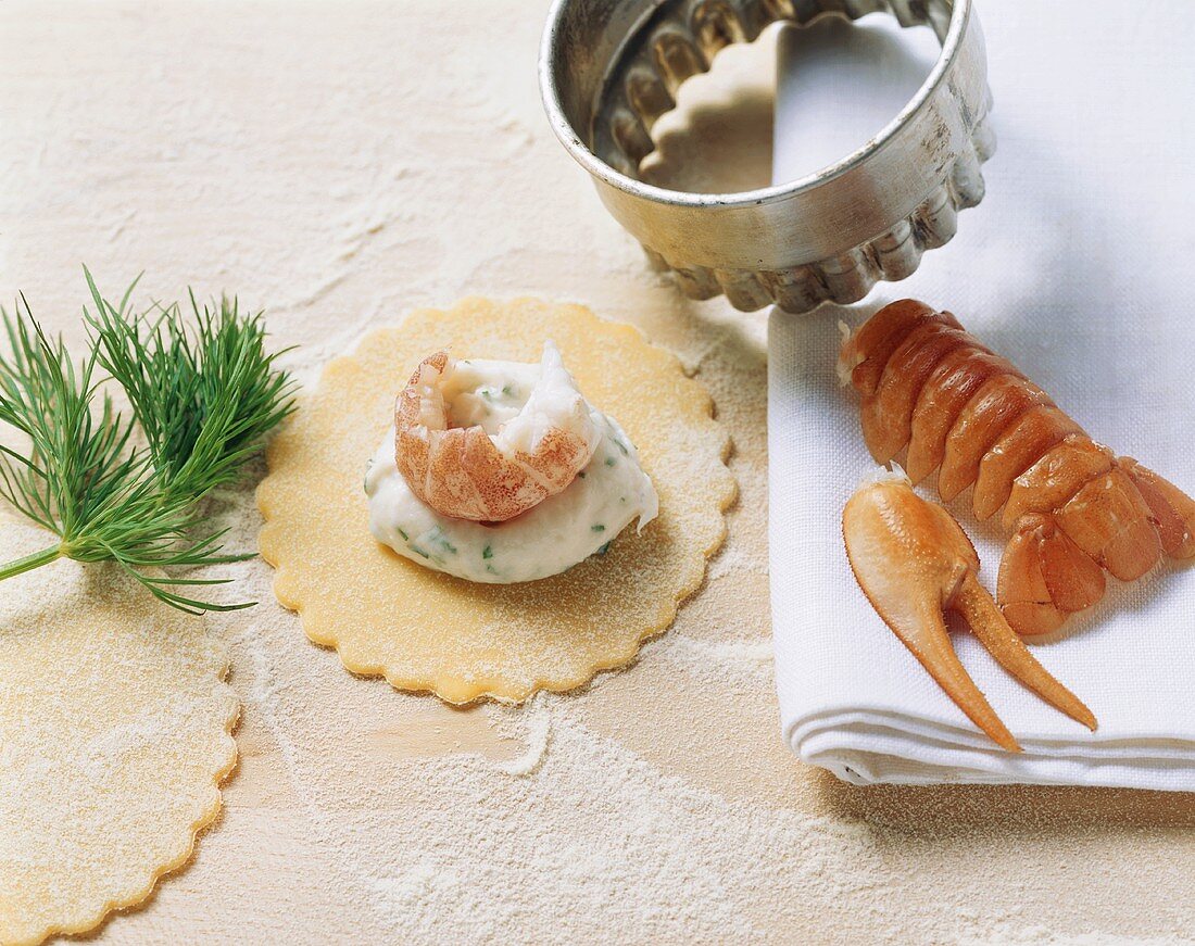 Ravioli mit Forellen-Flusskrebs-Füllung zubereiten