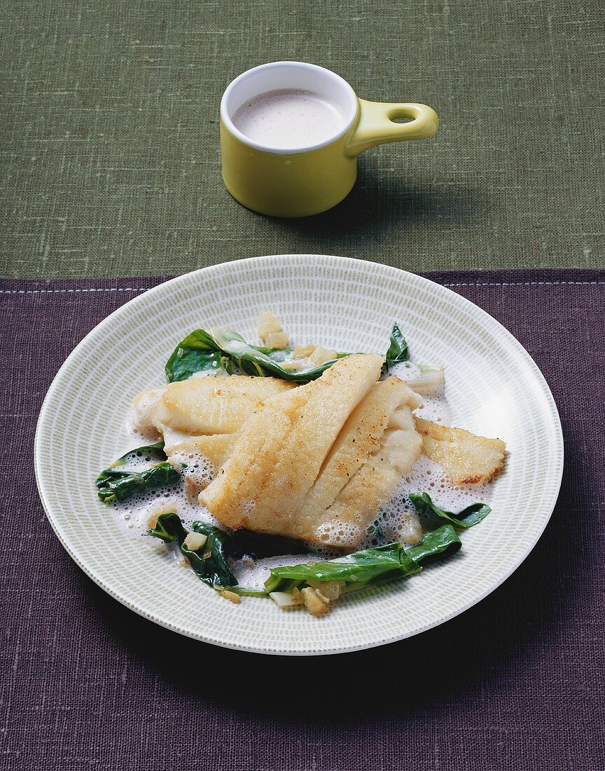 Schwarzer Heilbutt in Rosèwein-Butter-Sauce mit Mangold