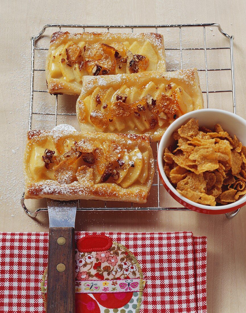 Apfelschnitten mit Cornflakes und Nüssen