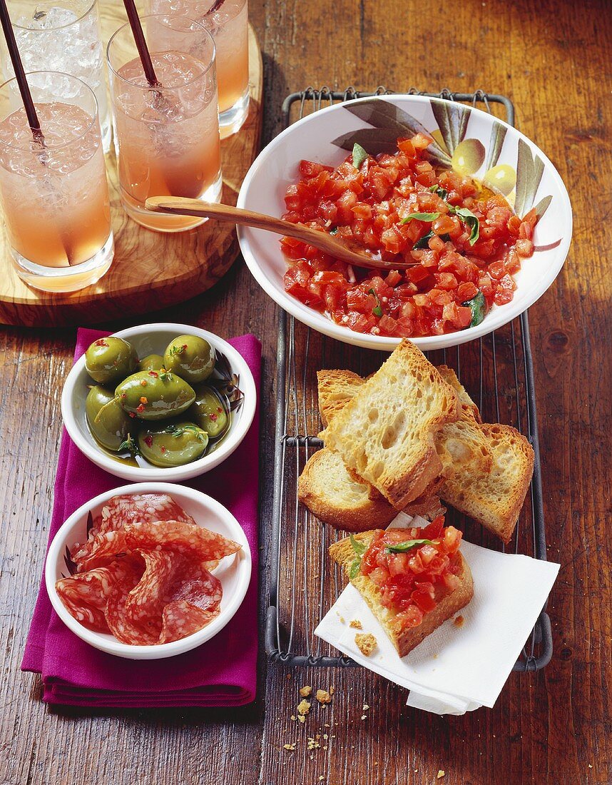 Buffet mit Antipasti und Campari-Cocktails