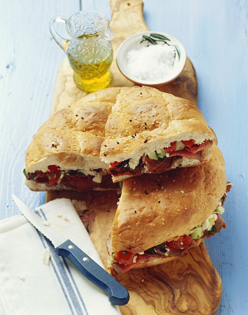 Fladenbrot-Sandwich mit Rinderbraten, Gemüse & Feta