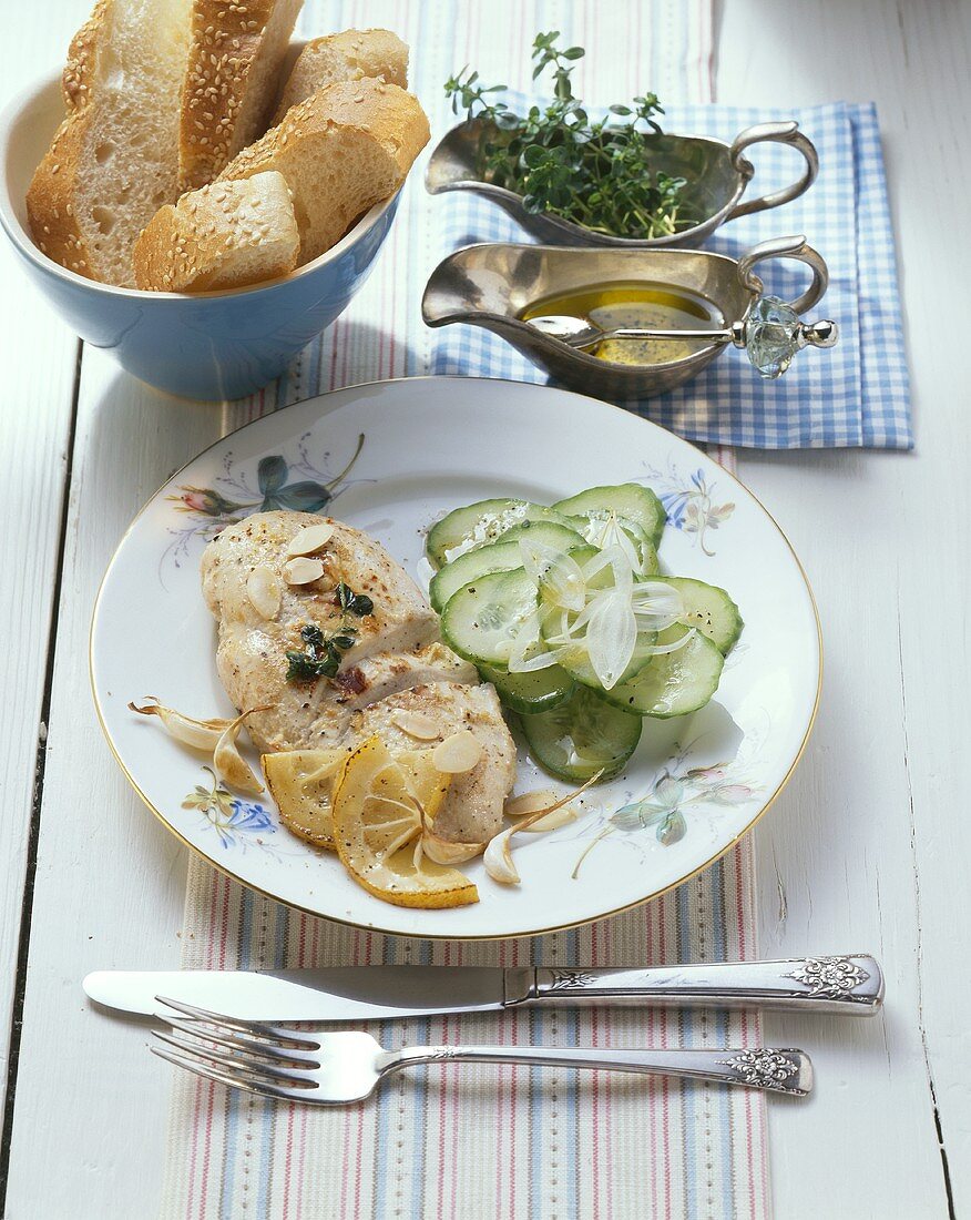 In Joghurt marinierte Hähnchenbrust mit Gurkensalat