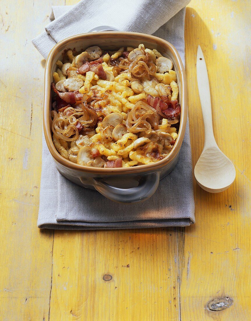 Spaetzle bake with onions, bacon and button mushrooms