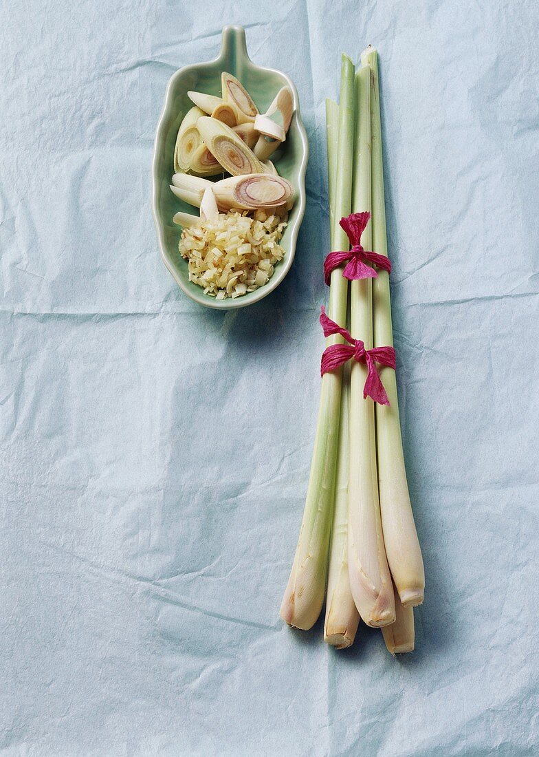 Lemon grass (stalks, slices and small pieces)