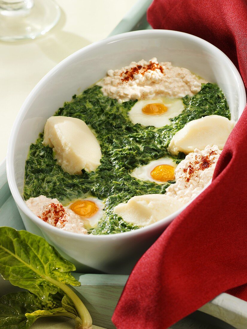 Baked eggs with spinach, soft cheese and mashed potato