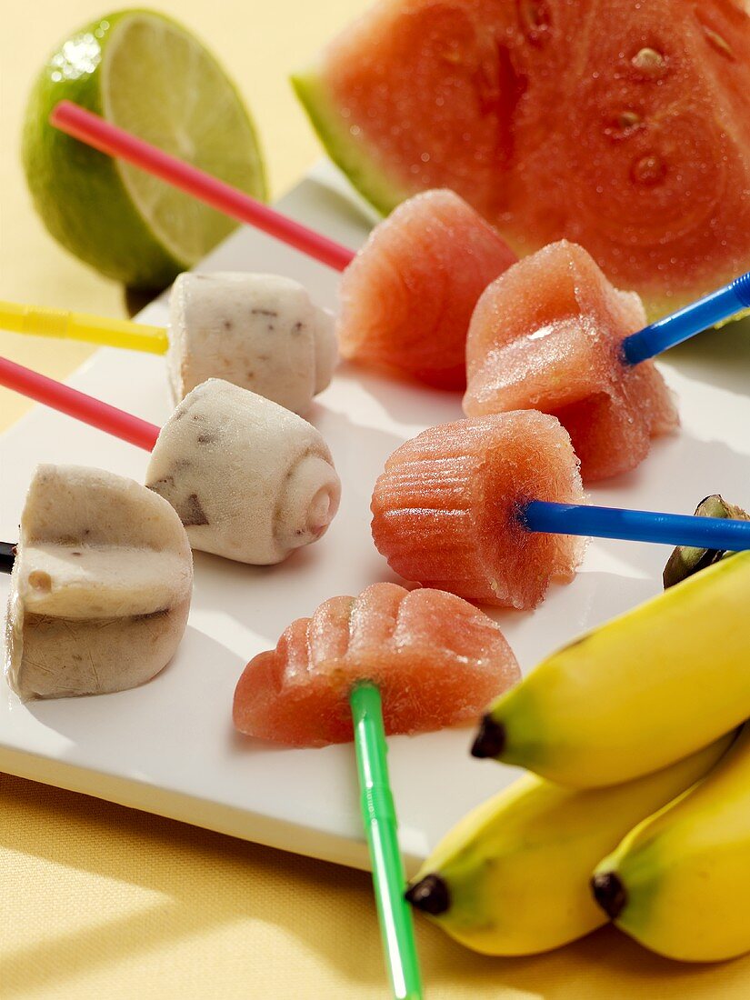 Wassermelonensorbet und Bananeneis am Stiel