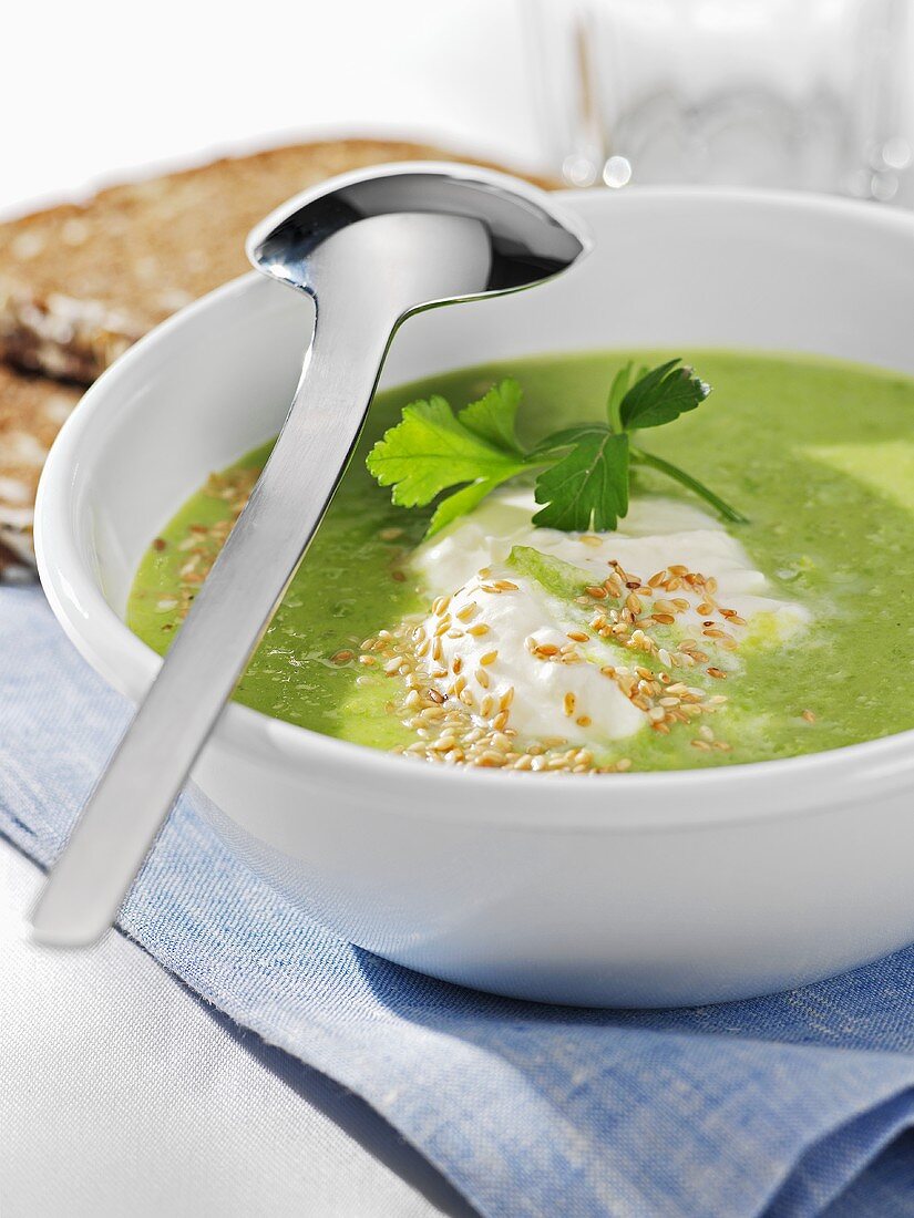 Cremige Erbsen-Salat-Suppe mit Sesam