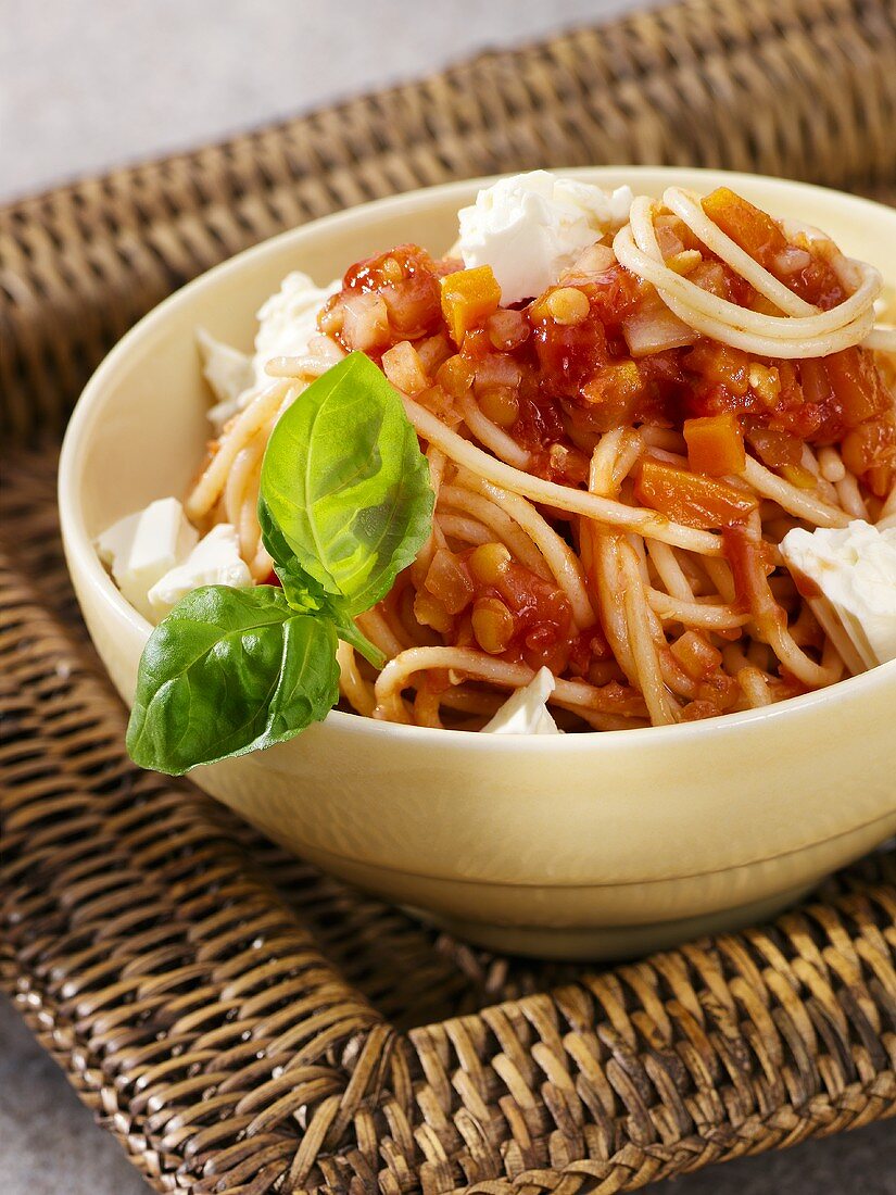 Spaghetti mit Tomaten-Linsen-Sauce und Feta