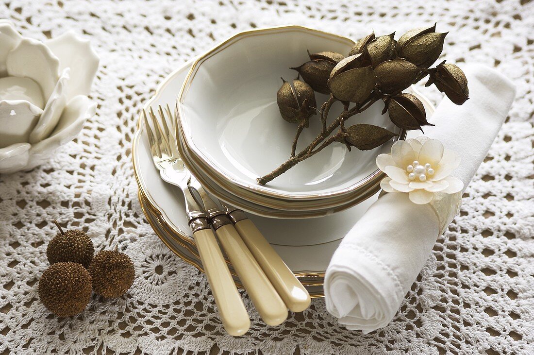Tableware and decorations in white and brown
