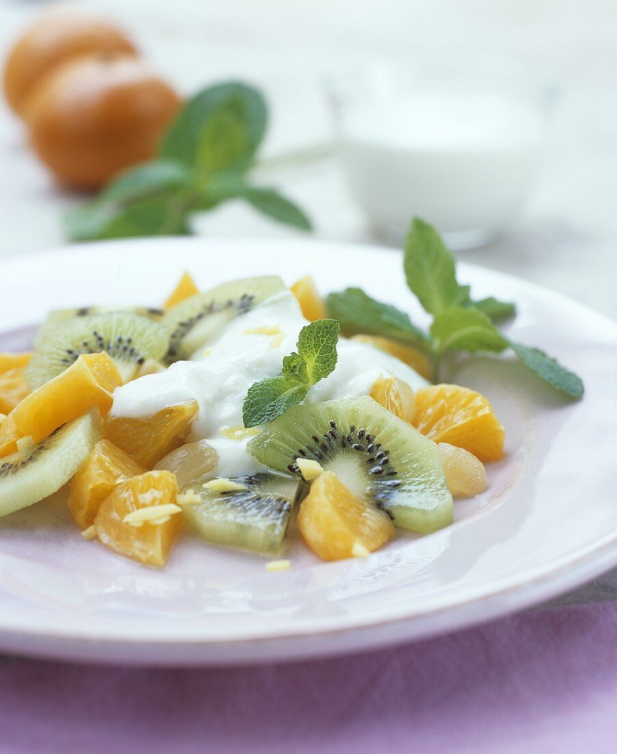 Obstsalat mit Mandarinen-Joghurt-Sauce