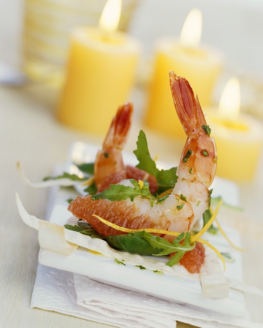 Prawns with grapefruit and strips of baked strudel pastry