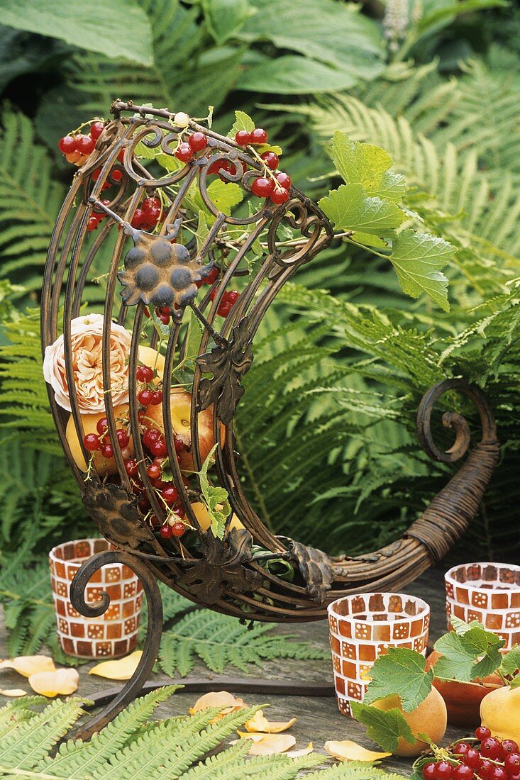 Füllhorn aus Metall mit Aprikosen, Johannisbeeren und Rosen