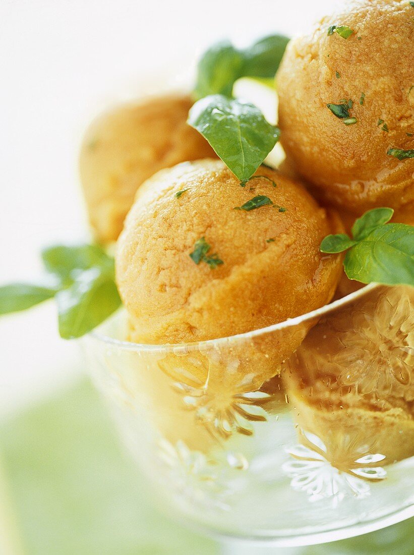 Tomatensorbet mit Basilikum