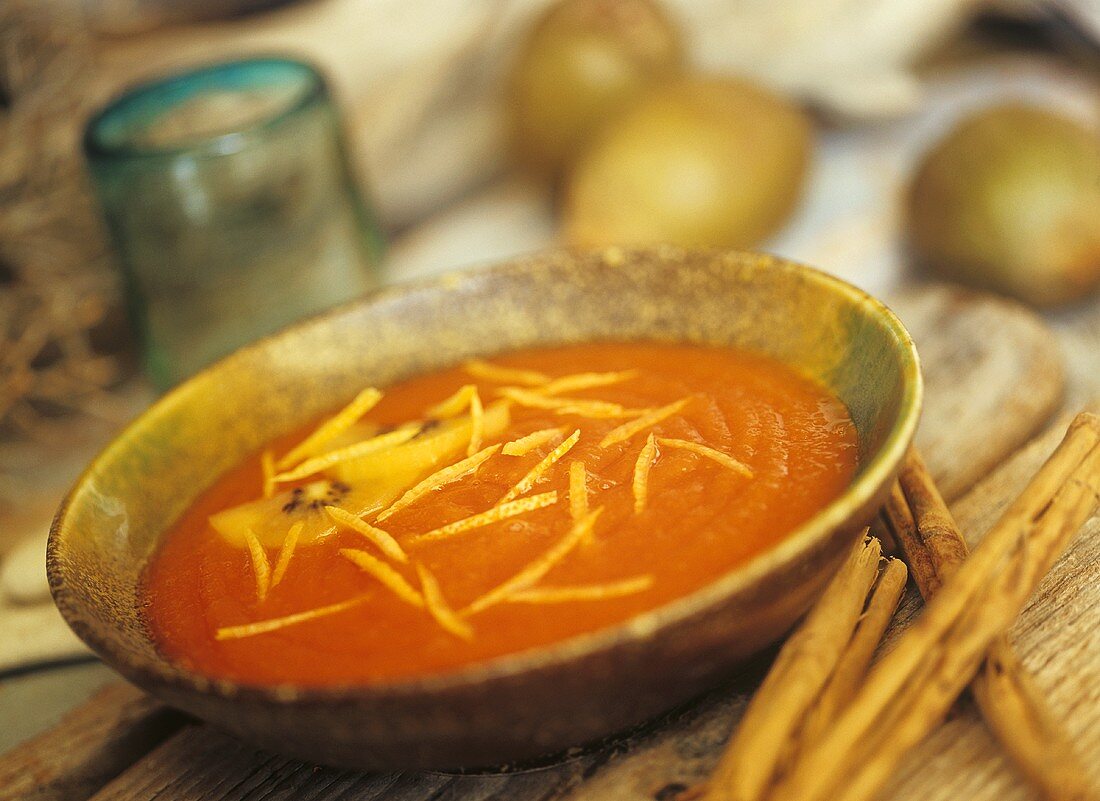 Süsse Kiwi-Orangen-Suppe mit exotischen Gewürzen