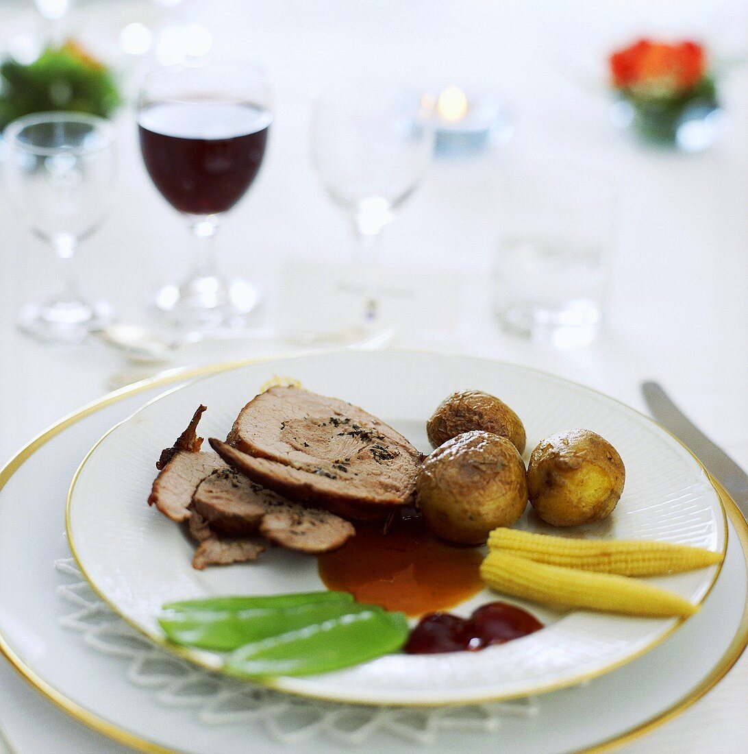 Kalbsrollbraten mit Gemüse auf elegantem Gedeck