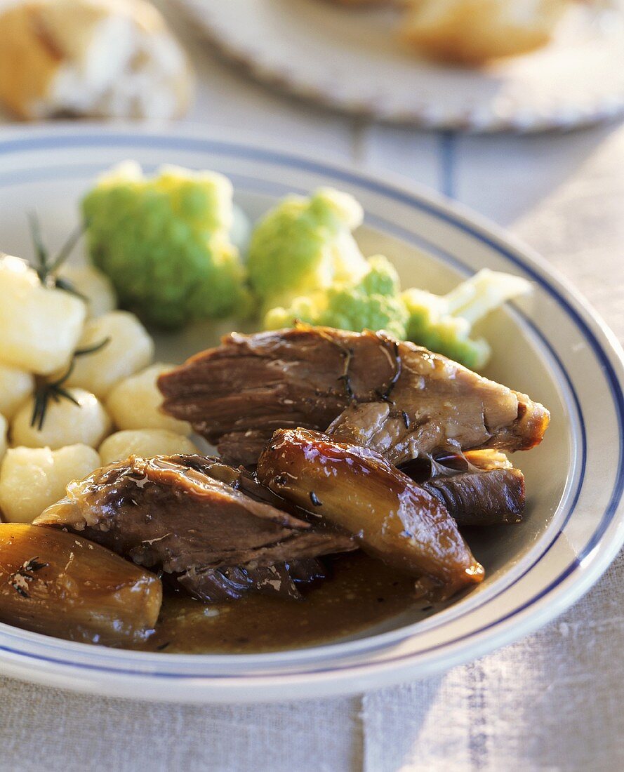 In Muskatellerwein geschmortes Kalbshaxenfleisch