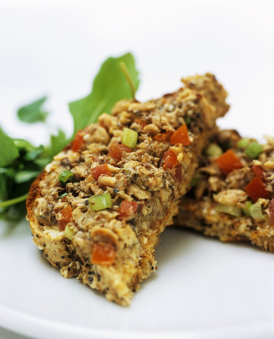 Überbackenes Vollkornbrot mit Räuchermakrelen-Tomaten-Kruste