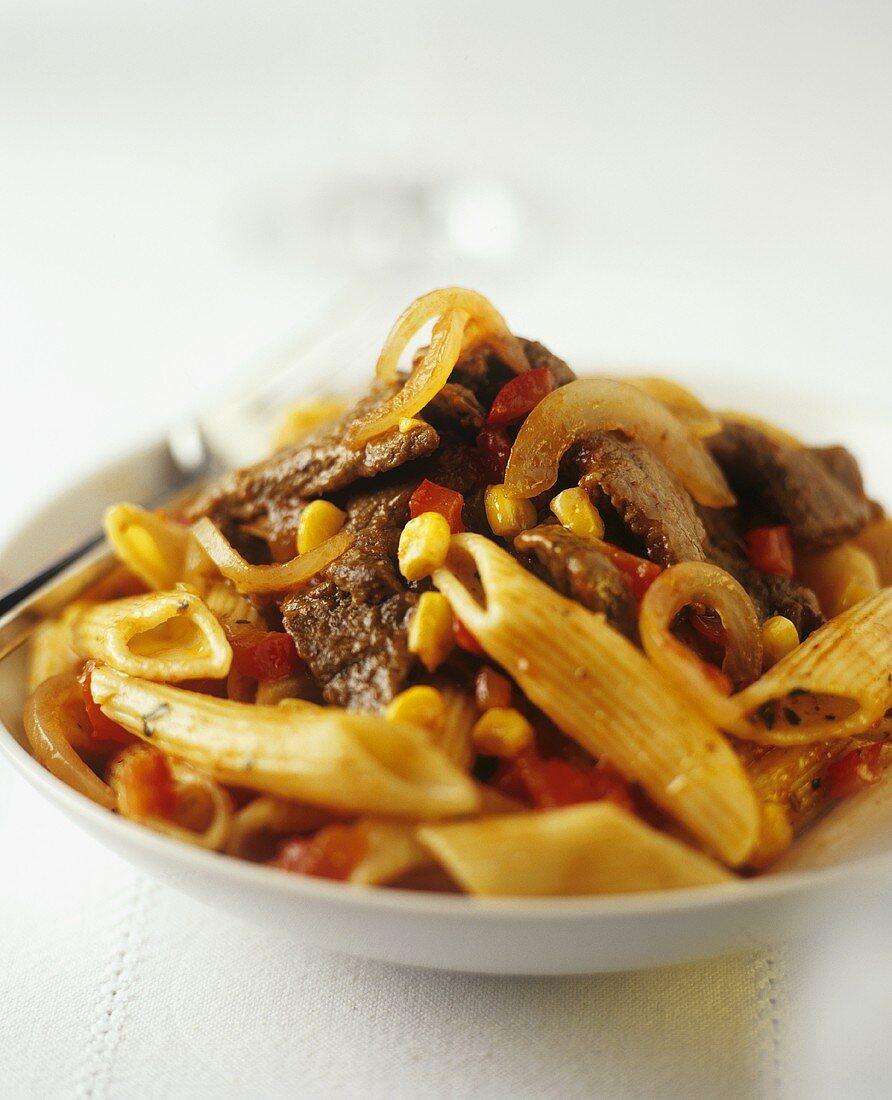 Penne mit Rindfleisch, Zwiebeln, Tomaten und Mais