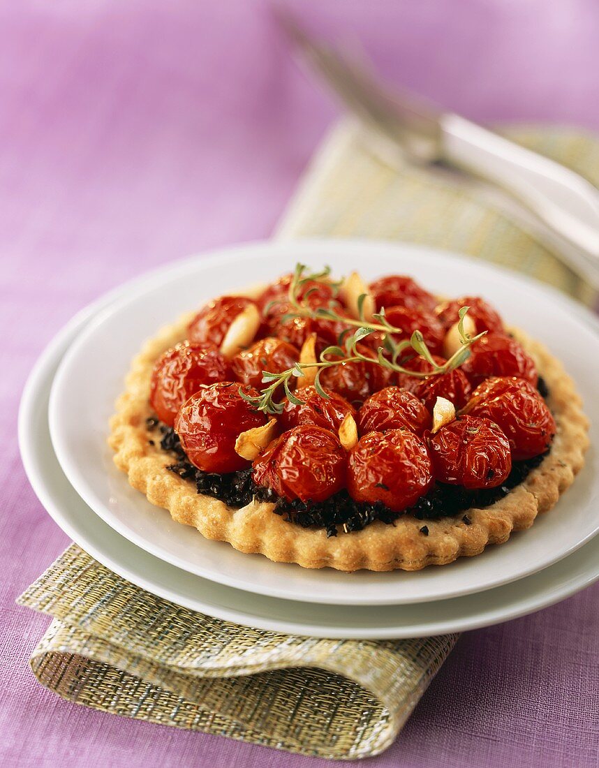 Small cherry tomato and olive tart (with olive paste)