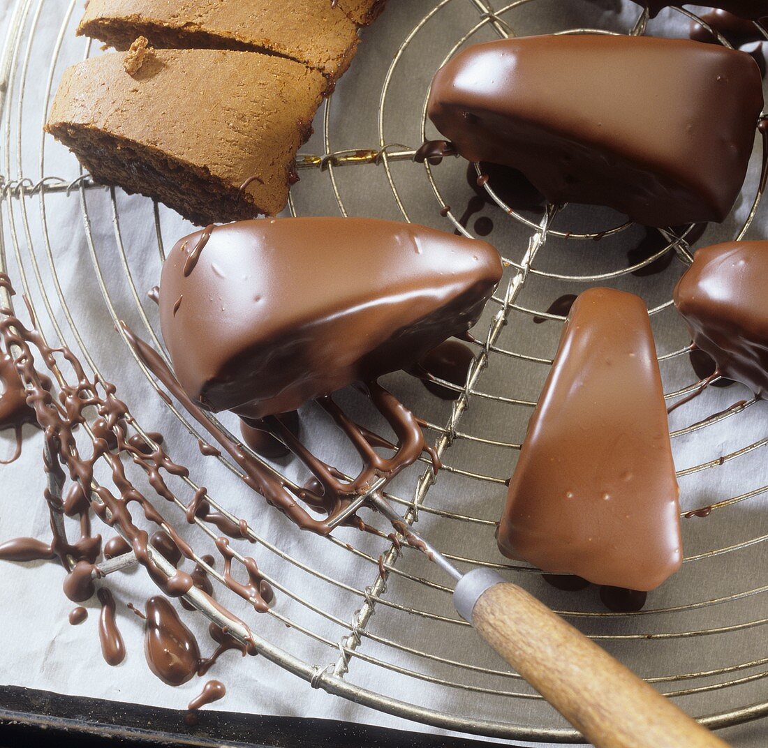 Chocolate-coated gingerbread triangles