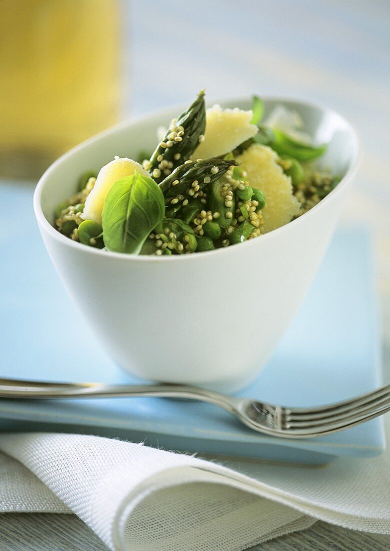 Vegetable salad with quinoa