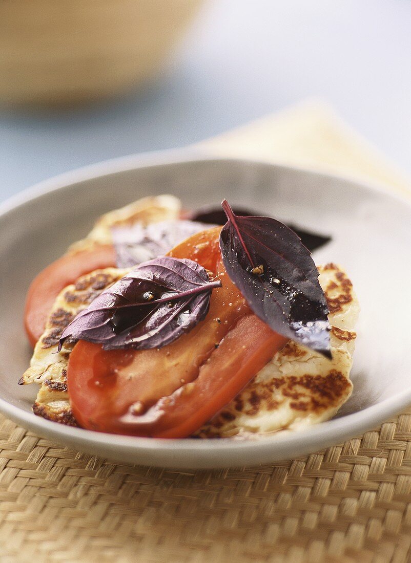 Gegrillter Halloumi mit Tomatensalat