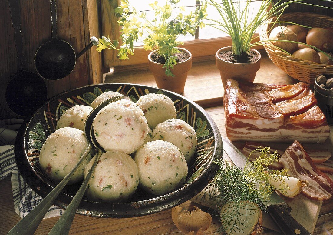 Kräuterknödel mit Speck