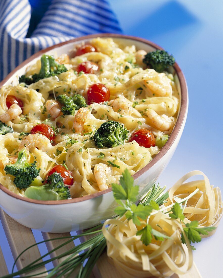 Tagliatelle bake with vegetables and shrimps