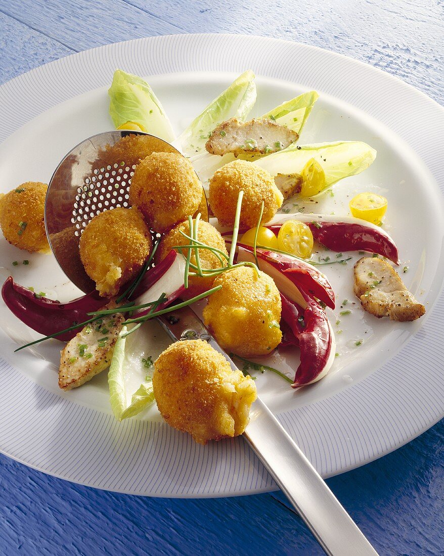 Frittierte Camembertkugeln mit Salat und Perlhuhn