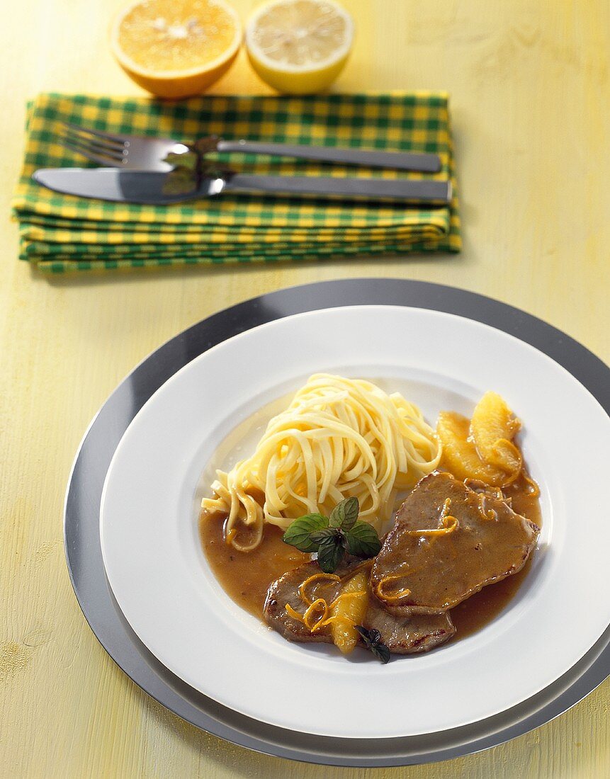 Kalbsschnitzel mit Orangen-Zitronensauce