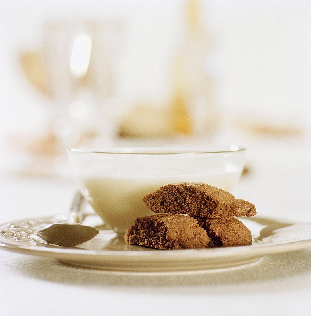 weiße Schokoladensuppe mit Biscotti