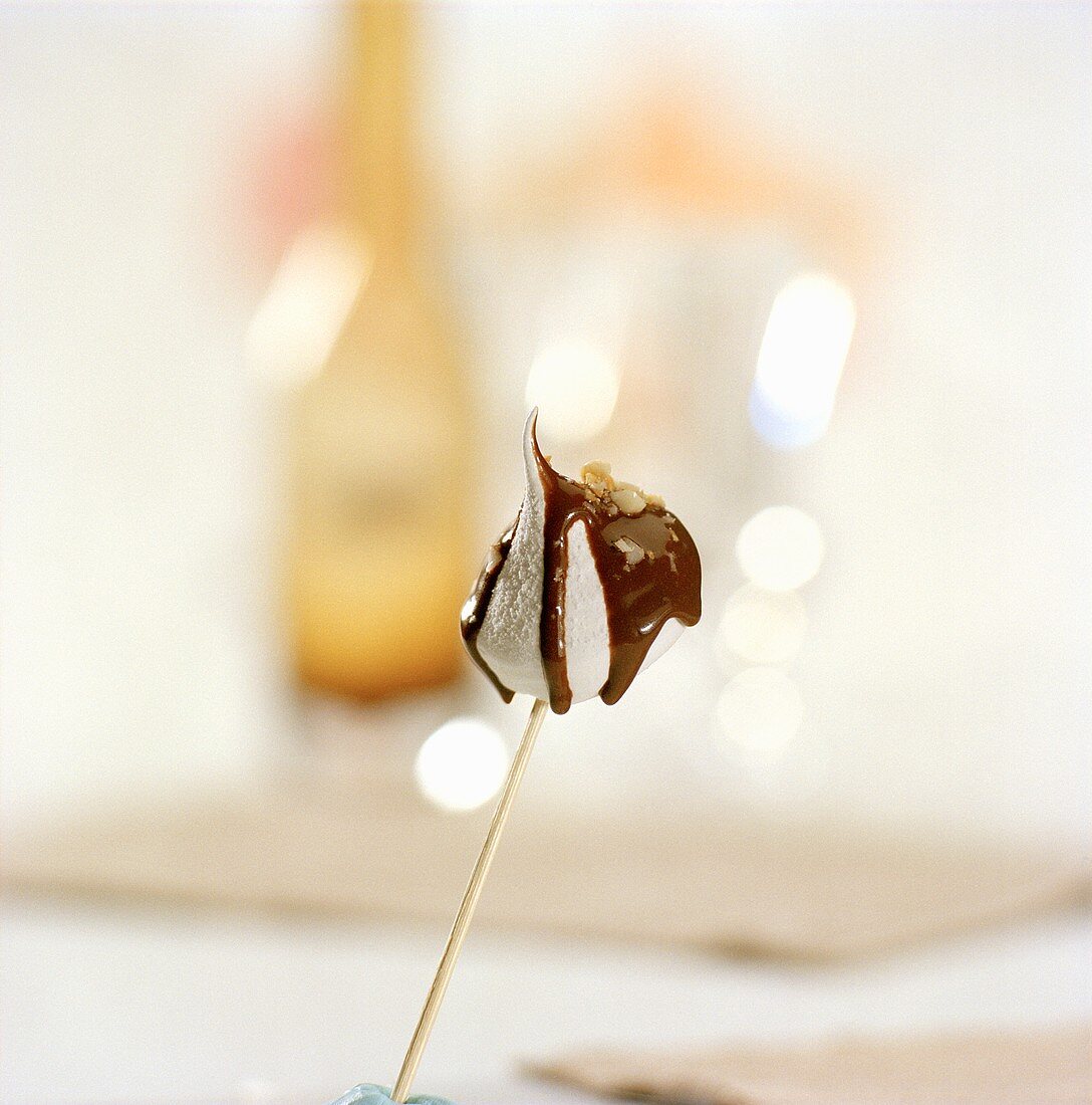 Marshmallow mit Schokoladensauce