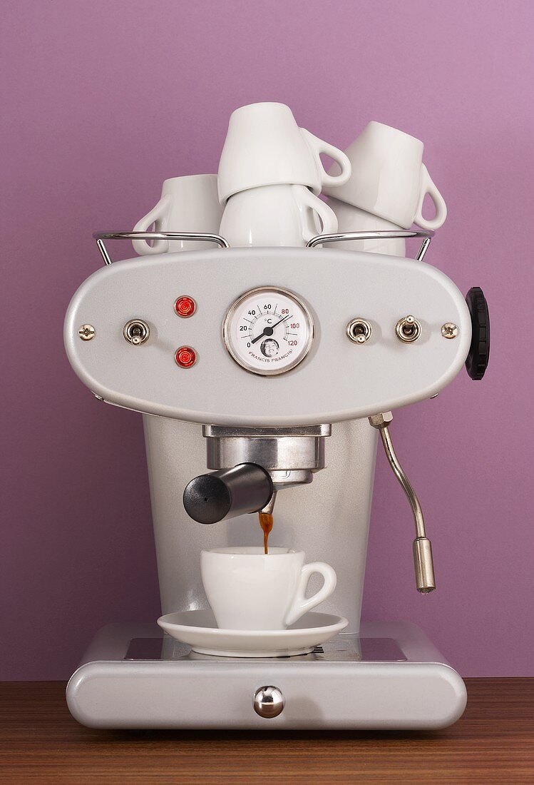 Eine Espressomaschine mit Tassen