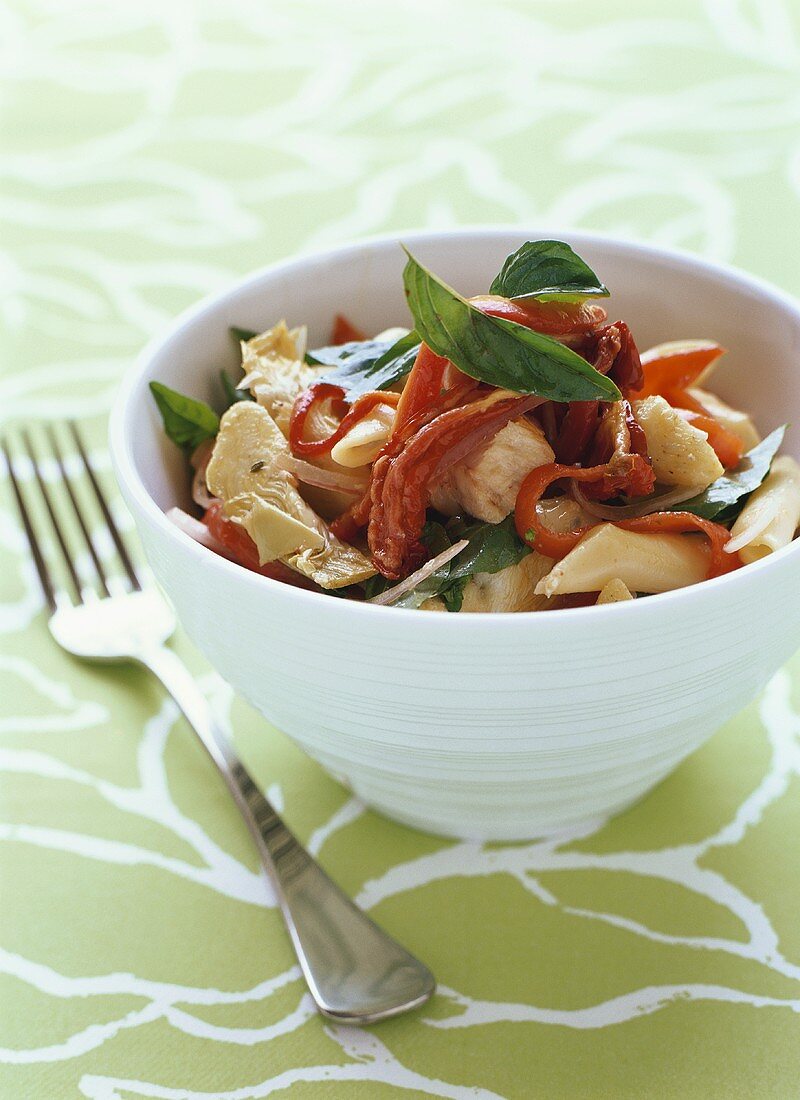 Nudelsalat mit Artischocken und Tomaten