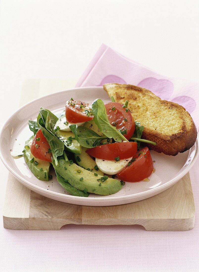 Salad of avocado, tomatoes and young spinach