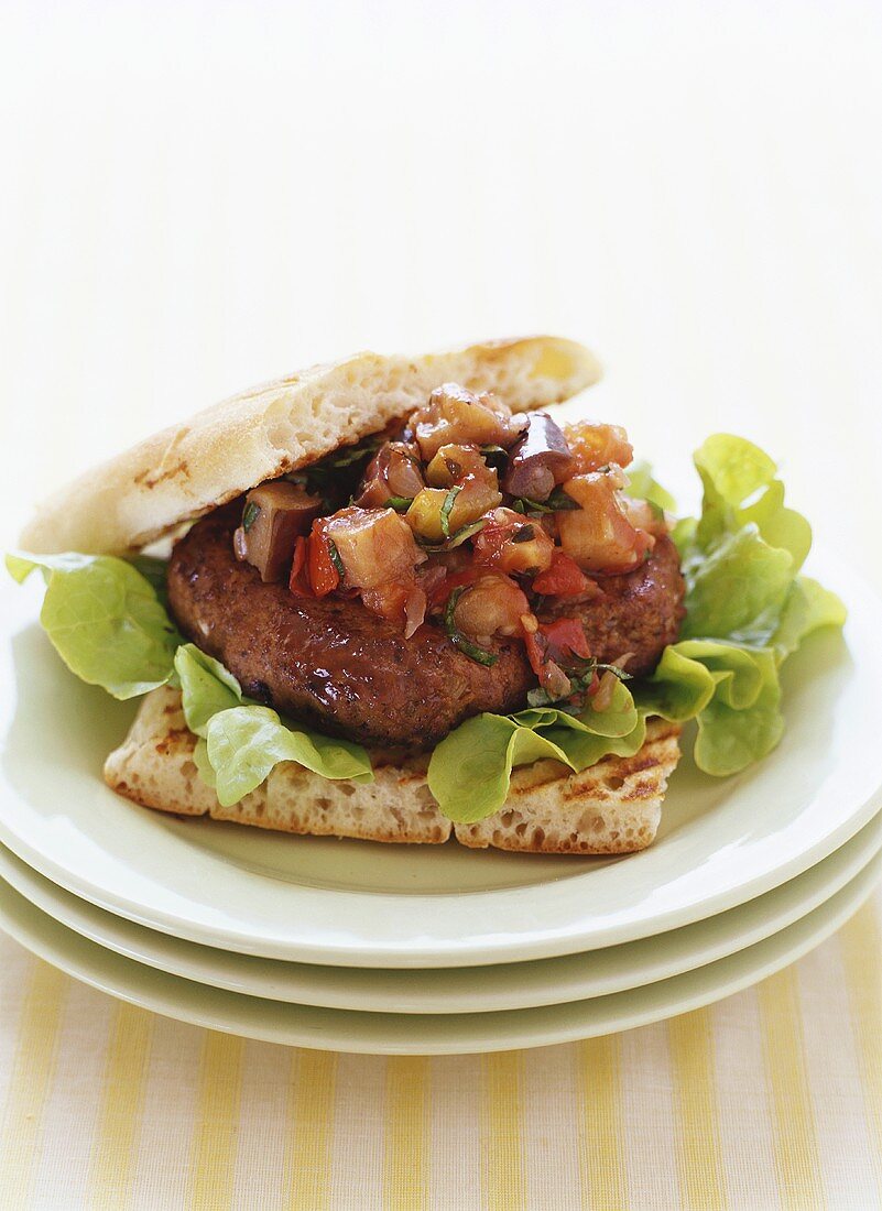 Hackfleischburger mit Caponata