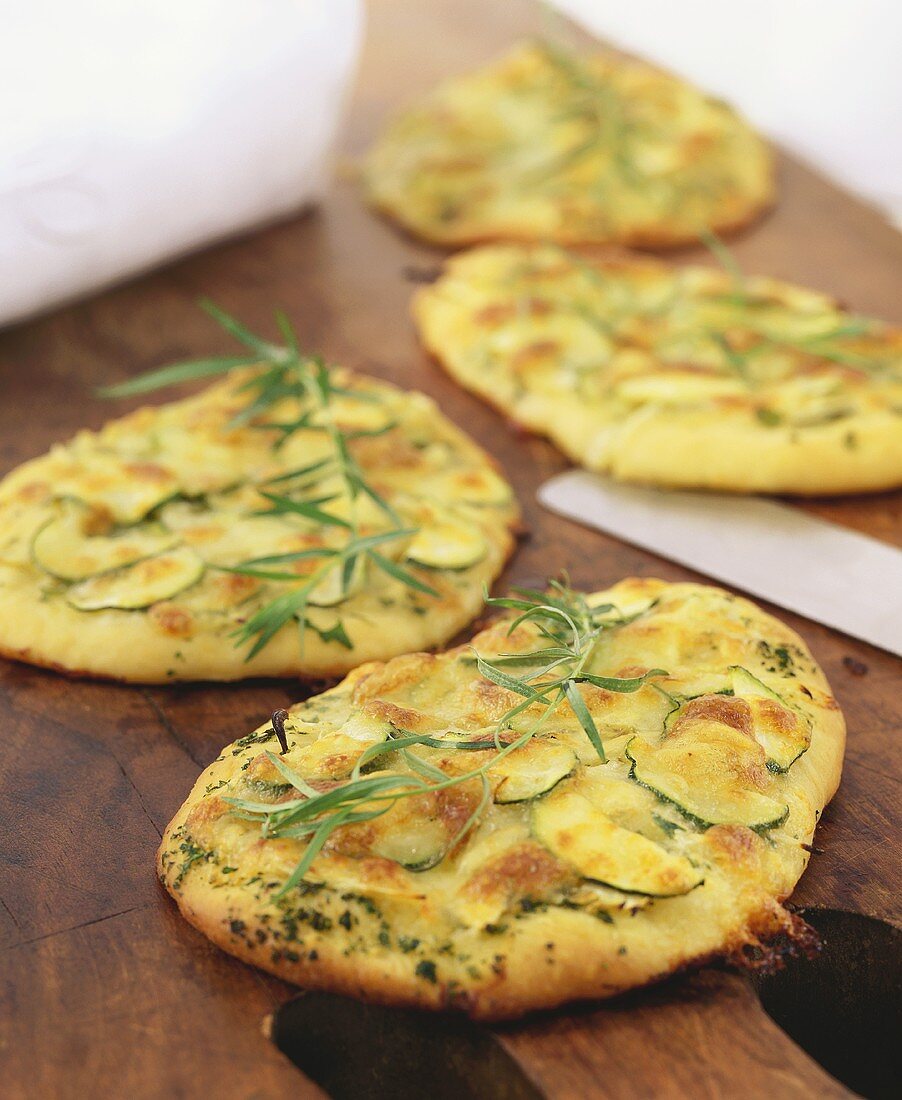 Pizza mit Fenchel, Zucchini und Estragon