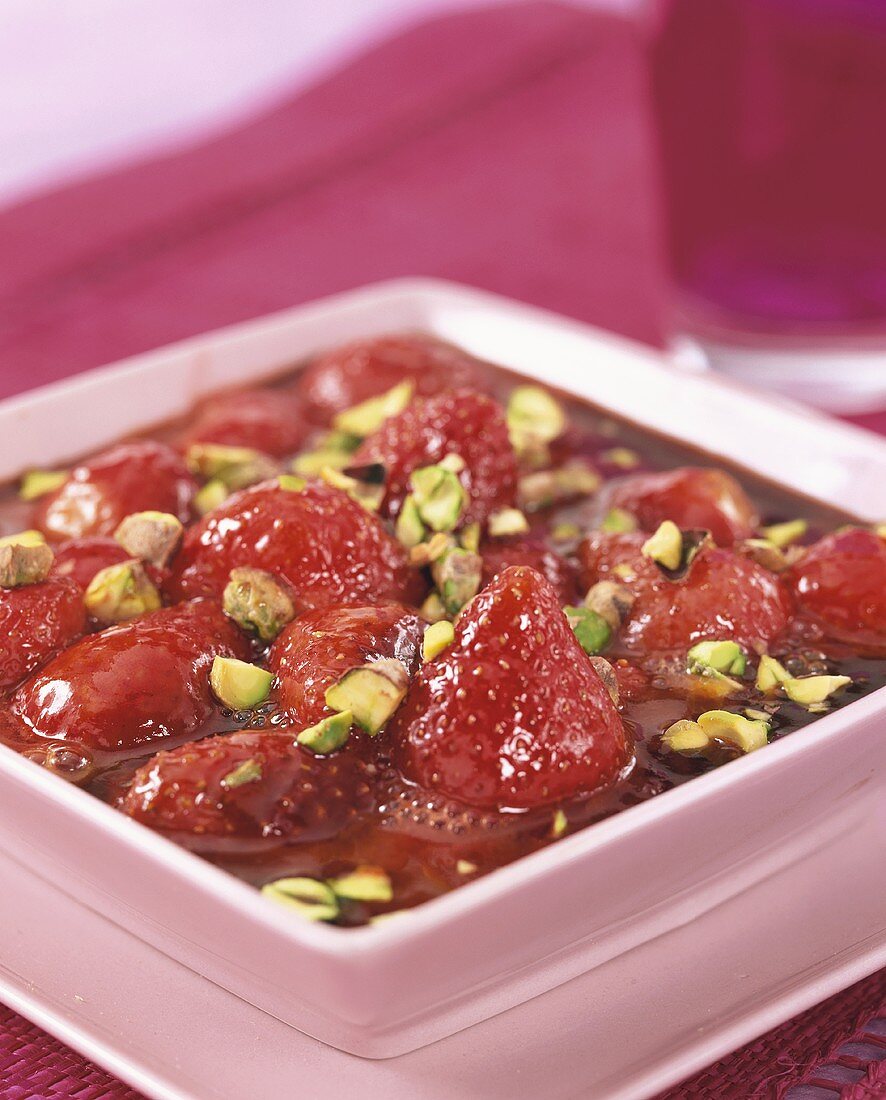 Erdbeersuppe mit Pistazien