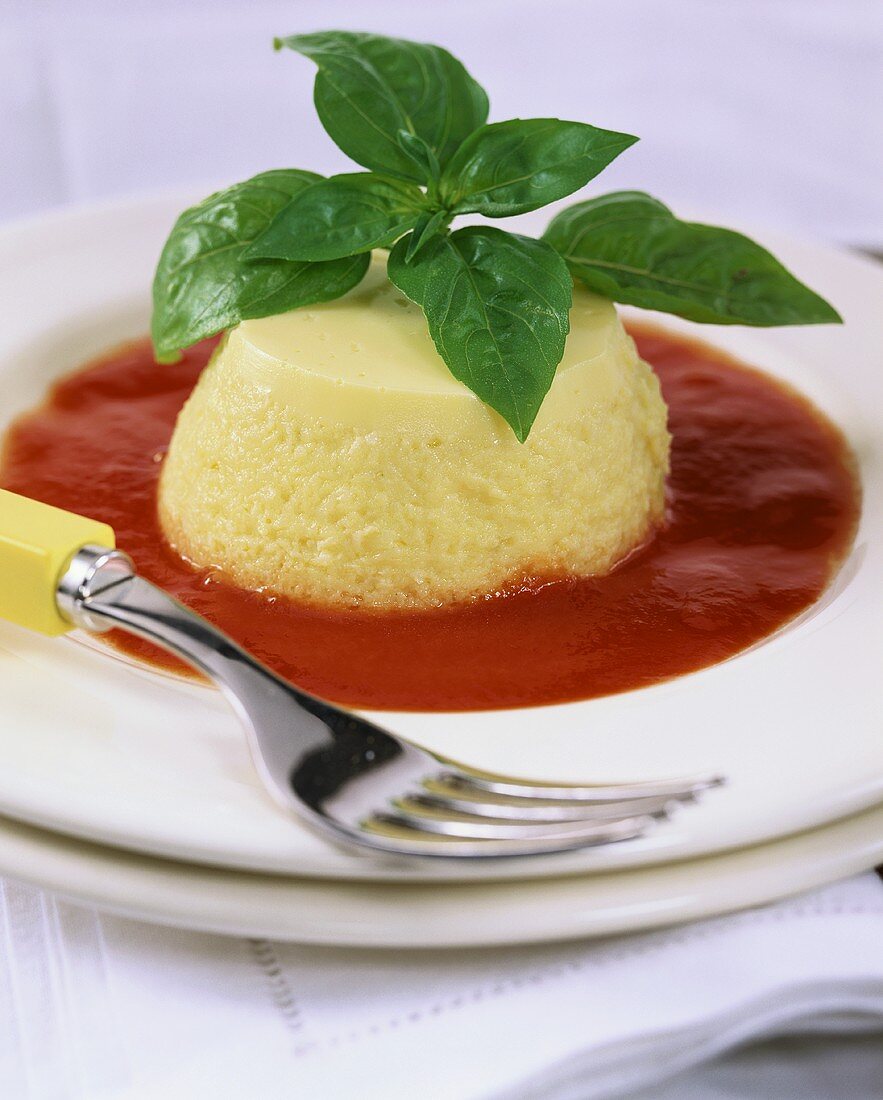 Zwiebelflan mit Tomatensauce und Basilikum