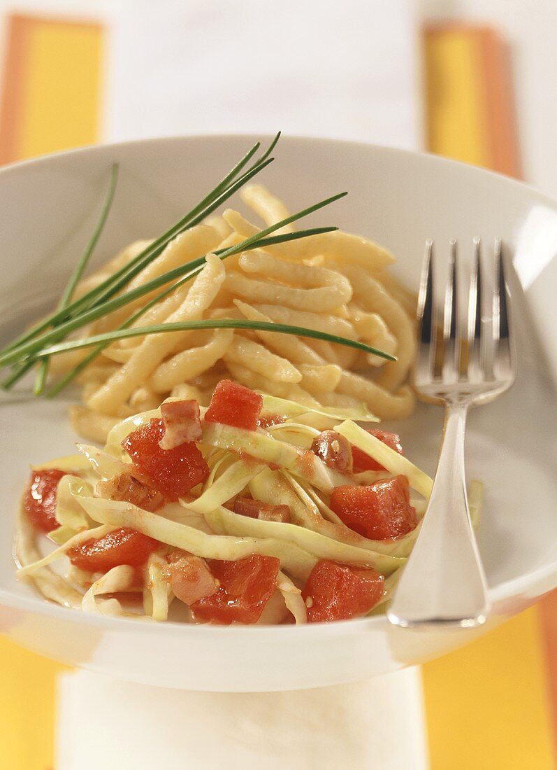 Spaetzle noodles with cabbage and tomatoes